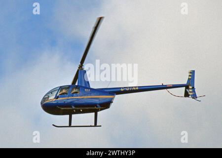 Angleterre, West Sussex, Shoreham : G-OTNA Robinson R.44 Raven II (c/n 11092) Banque D'Images