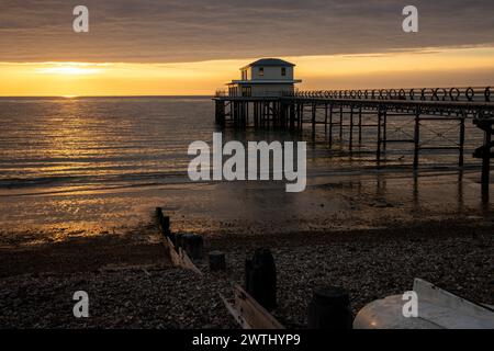 Embarcadère de Totland Bay, près de Freshwater, sur l'île de Wight au coucher du soleil Banque D'Images