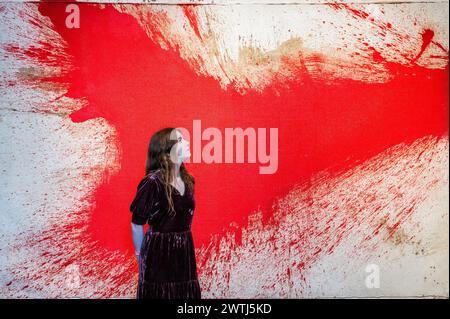 Londres, Royaume-Uni. 18 mars 2024. Hermann Nitsch, Schüttbild 1986, est £65 000 - £85 000 - Un aperçu de la vente d'art contemporain et d'après-guerre à Bonhams New Bond Street, Londres. La vente aux enchères aura lieu le mercredi 21 mars. Crédit : Guy Bell/Alamy Live News Banque D'Images