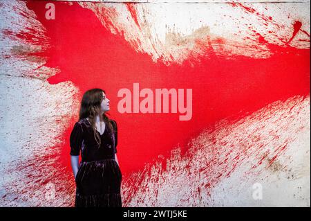 Londres, Royaume-Uni. 18 mars 2024. Hermann Nitsch, Schüttbild 1986, est £65 000 - £85 000 - Un aperçu de la vente d'art contemporain et d'après-guerre à Bonhams New Bond Street, Londres. La vente aux enchères aura lieu le mercredi 21 mars. Crédit : Guy Bell/Alamy Live News Banque D'Images