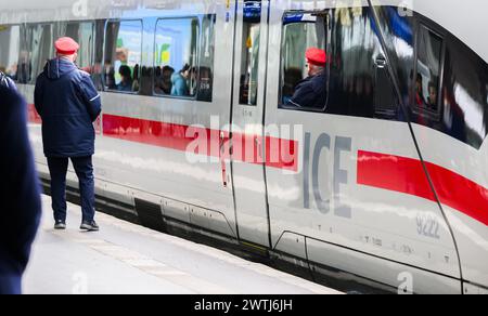 Hanovre, Allemagne. 18 mars 2024. Un employé de chemin de fer se tient à côté d'un train ICE à la gare centrale de Hanovre. Les deux parties au conflit salarial à Deutsche Bahn ont repris les négociations. Le Groupe et le syndicat des conducteurs de train GDL sont confiants de parvenir à un accord cette semaine, selon un communiqué de Deutsche Bahn. Crédit : Julian Stratenschulte/dpa/Alamy Live News Banque D'Images