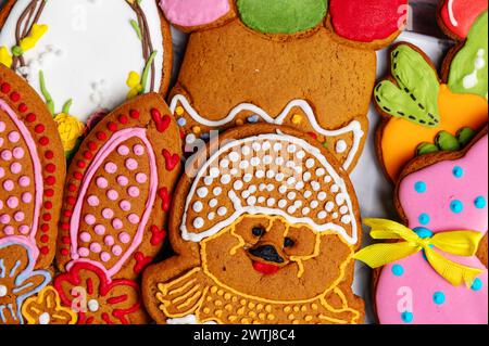 Biscuit de pain d'épices de Pâques sur une table en bois. Biscuits pour Pâques Banque D'Images