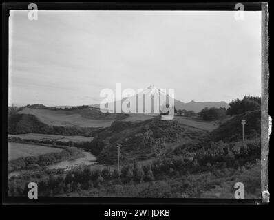 Vue sur le mont Egmont depuis la propriété Mathews, négatifs argentés en gélatine Taranaki, négatifs en noir et blanc Banque D'Images