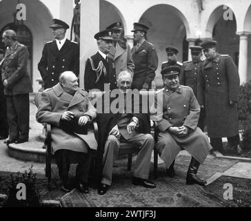 Le président Truman signe le Traité de l'Atlantique Nord avec des invités dans le Bureau ovale. Banque D'Images