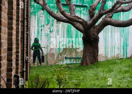 Hornsey, Londres, Royaume-Uni. 18 mars 2024. Une œuvre d'art 'Banksy' sur le côté d'un bâtiment dans le nord de Londres. Credit : Matthew Chattle/Alamy Live News Banque D'Images