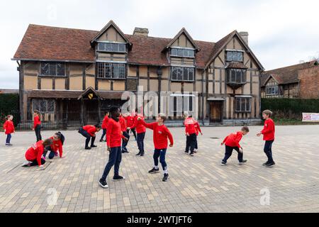 Royaume-Uni, Stratford-upon-Avon. 18/03/2024. Pour célébrer le 10e anniversaire de la semaine de Shakespeare, les élèves de l'école primaire catholique St Gregory présentent leur production de Roméo et Juliette à l'extérieur de l'emblématique lieu de naissance de Shakespeare sur Henley Street. C'est la célébration locale dans le cadre d'une campagne flashmob nationale plus large qui se déroule à travers l'Angleterre. Stratford-upon-Avon accueille une performance spéciale inspirée de l’une des pièces les plus célèbres de Shakespeare le lundi 18 mars, en tant que lieu de naissance de Shakespeare qui marque son 10e anniversaire crédit : Shaun Fellows/Alamy Live News Banque D'Images