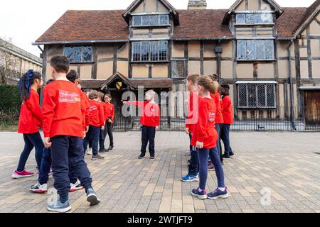 Royaume-Uni, Stratford-upon-Avon. 18/03/2024. Pour célébrer le 10e anniversaire de la semaine de Shakespeare, les élèves de l'école primaire catholique St Gregory présentent leur production de Roméo et Juliette à l'extérieur de l'emblématique lieu de naissance de Shakespeare sur Henley Street. C'est la célébration locale dans le cadre d'une campagne flashmob nationale plus large qui se déroule à travers l'Angleterre. Stratford-upon-Avon accueille une performance spéciale inspirée de l’une des pièces les plus célèbres de Shakespeare le lundi 18 mars, en tant que lieu de naissance de Shakespeare qui marque son 10e anniversaire crédit : Shaun Fellows/Alamy Live News Banque D'Images