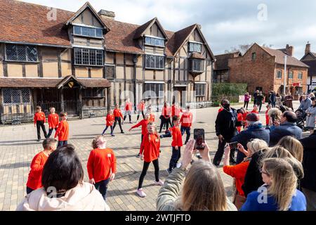 Royaume-Uni, Stratford-upon-Avon. 18/03/2024. Pour célébrer le 10e anniversaire de la semaine de Shakespeare, les élèves de l'école primaire catholique St Gregory présentent leur production de Roméo et Juliette à l'extérieur de l'emblématique lieu de naissance de Shakespeare sur Henley Street. C'est la célébration locale dans le cadre d'une campagne flashmob nationale plus large qui se déroule à travers l'Angleterre. Stratford-upon-Avon accueille une performance spéciale inspirée de l’une des pièces les plus célèbres de Shakespeare le lundi 18 mars, en tant que lieu de naissance de Shakespeare qui marque son 10e anniversaire crédit : Shaun Fellows/Alamy Live News Banque D'Images