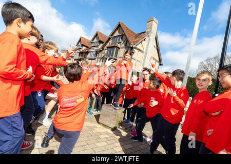 Royaume-Uni, Stratford-upon-Avon. 18/03/2024. Pour célébrer le 10e anniversaire de la semaine de Shakespeare, les élèves de l'école primaire catholique St Gregory présentent leur production de Roméo et Juliette à l'extérieur de l'emblématique lieu de naissance de Shakespeare sur Henley Street. C'est la célébration locale dans le cadre d'une campagne flashmob nationale plus large qui se déroule à travers l'Angleterre. Stratford-upon-Avon accueille une performance spéciale inspirée de l’une des pièces les plus célèbres de Shakespeare le lundi 18 mars, en tant que lieu de naissance de Shakespeare qui marque son 10e anniversaire crédit : Shaun Fellows/Alamy Live News Banque D'Images