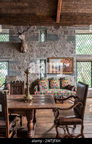 Chaise de dard en cuir à table avec tête de cerf fixée au mur dans un hôtel de luxe à Ardfin sur l'île du Jura, Hébrides intérieures, Écosse, Royaume-Uni Banque D'Images