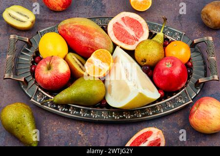 Ensemble de fruits exotiques variés et multicolores sur plateau vintage. Banque D'Images