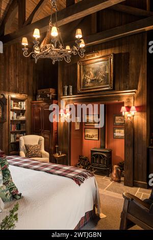 Candélabres au-dessus de la cheminée dans un hôtel de luxe lambrissé à Ardfin sur l'île du Jura, Hébrides intérieures, Écosse, Royaume-Uni Banque D'Images