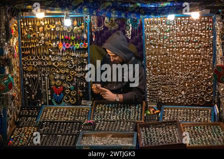 Londres, Royaume-Uni - 12 septembre 2023 - stalle accessoire avec un membre du personnel masculin au Camden Market Banque D'Images