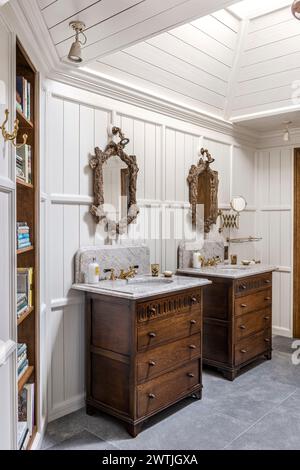 Paire de lavabos en bois antique avec cadres de miroir en bois flotté dans un hôtel de luxe à Ardfin sur l'île du Jura, Hébrides intérieures, Écosse, Royaume-Uni Banque D'Images