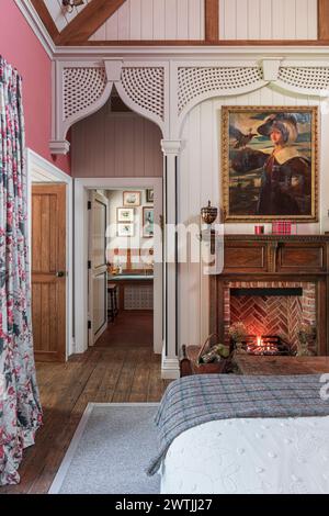 Détail de mur mauresque avec feu léger dans un hôtel de luxe à Ardfin sur l'île du Jura, Hébrides intérieures, Écosse, Royaume-Uni Banque D'Images