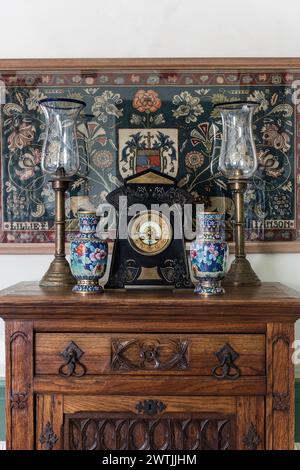 Lampes anciennes et écusson familial encadré dans un hôtel de luxe à Ardfin sur l'île du Jura, Hébrides intérieures, Écosse, Royaume-Uni Banque D'Images