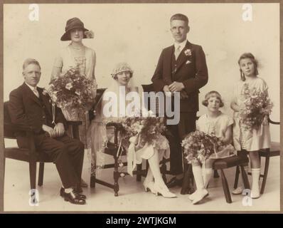 Tirages photographiques de fête de mariage, tirages papier argentés gélatineux, portraits de studio, portraits de groupe Banque D'Images