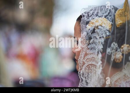 Détail de fallera lors de l'offrande florale à la Virgen de los Desamparados de València le 17 mars 2024 dans les rues de Valence (Valenc Banque D'Images