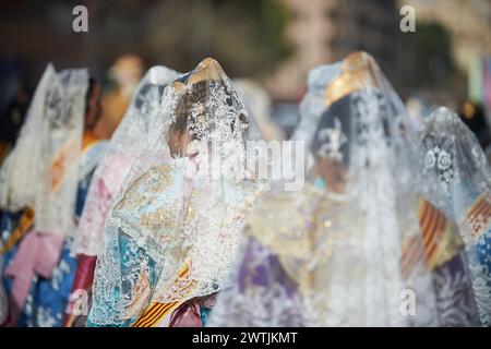 Détail de fallera lors de l'offrande florale à la Virgen de los Desamparados de València le 17 mars 2024 dans les rues de Valence (Valenc Banque D'Images