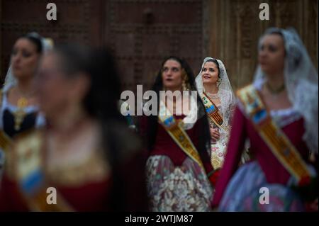 Détail de fallera lors de l'offrande florale à la Virgen de los Desamparados de València le 17 mars 2024 dans les rues de Valence (Valenc Banque D'Images