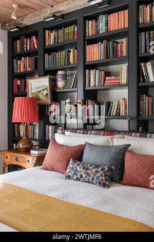 Mur de livres dans la chambre de l'hôtel de luxe à Ardfin sur l'île du Jura, Hébrides intérieures, Écosse, Royaume-Uni Banque D'Images