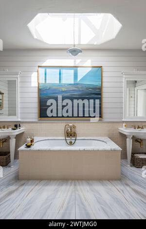 Lucarne au-dessus du bain avec paysage marin dans un hôtel de luxe à Ardfin sur l'île du Jura, Hébrides intérieures, Écosse, Royaume-Uni Banque D'Images
