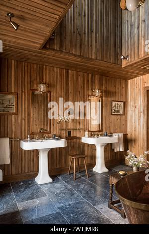 Un revêtement en bois entoure une paire de bassins dans un hôtel de luxe à Ardfin sur l'île du Jura, dans les Hébrides intérieures, en Écosse, au Royaume-Uni Banque D'Images