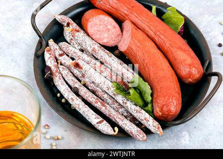 Saucisses kabanos fumées, préparées à partir de mélanges hachés. Saucisses fumées sèches, salami, kabanos. Banque D'Images