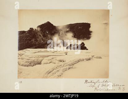 Chaudron bouillant, haut de White Terrace, Rotomahana, NZ. De l'album : Frances Fenwick's album of New Zealand voit des tirages photographiques, des tirages albumen, des tirages vintage Banque D'Images