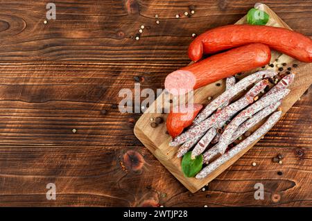 Saucisses kabanos fumées, préparées à partir de viande hachée mélangée avec ajout d'épices et d'ail. Bâtonnets de salami et saucisses. Banque D'Images