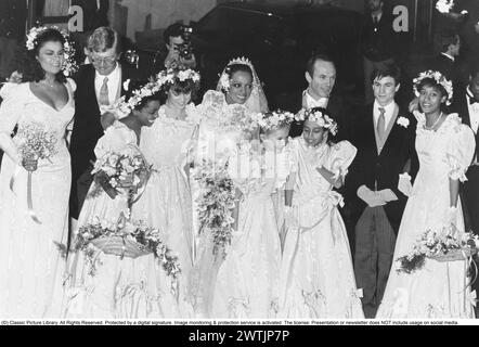 Diana Ross avec Arne Naess lors de leur mariage le 1er février 1986 à Romainmotier Suisse. L'homme d'affaires norvégien était Diana Ross deuxième mari. Ils divorcent en 2000. Les enfants présents au mariage étaient Rhonda, Christopher, Chudnee, Lenora, Katinka et Tracee. Banque D'Images