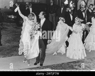 Diana Ross avec Arne Naess lors de leur mariage le 1er février 1986 à Romainmotier Suisse. L'homme d'affaires norvégien était Diana Ross deuxième mari. Ils divorcent en 2000. Banque D'Images