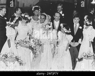 Diana Ross avec Arne Naess lors de leur mariage le 1er février 1986 à Romainmotier Suisse. L'homme d'affaires norvégien était Diana Ross deuxième mari. Ils divorcent en 2000. Les enfants présents au mariage étaient Rhonda, Christopher, Chudnee, Lenora, Katinka et Tracee. Banque D'Images