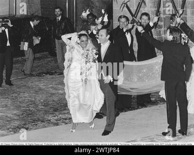 Diana Ross avec Arne Naess lors de leur mariage le 1er février 1986 à Romainmotier Suisse. L'homme d'affaires norvégien était Diana Ross deuxième mari. Ils divorcent en 2000. Banque D'Images