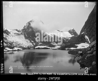 Lac Ella, Mont Elliot et glacier Jervois depuis le sommet des négatifs sur plaques sèches de gélatine McKinnon Pass, négatifs noir et blanc Banque D'Images