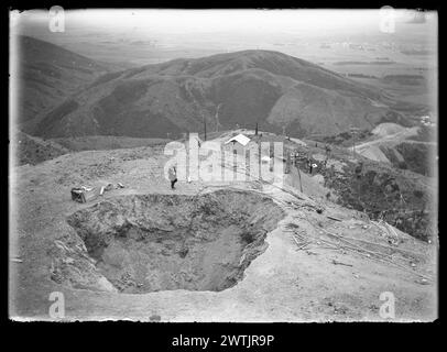 Excavation préliminaire pour la chambre de surpression en regardant le long de la canalisation vers le site de la centrale hydroélectrique négatifs noir et blanc, négatifs de plaque sèche de gélatine Banque D'Images