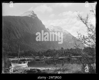 Série de négatifs sur plaques sèches de gélatine Dome Range, bras sud-ouest, Fiord moyen, lac te Anau, négatifs noir et blanc Banque D'Images