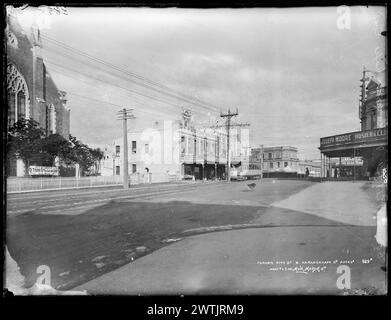 À l'angle de Pitt Street et Karangahape Road, négatifs sur plaques sèches de gélatine d'Auckland, négatifs noir et blanc Banque D'Images