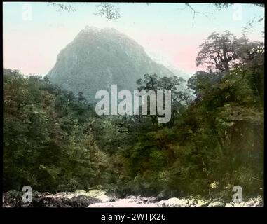 Extrémité du pignon de (Mount) Christina de l'autre côté des glissades de lanterne Hollyford, glissades noir et blanc Banque D'Images