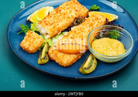 Filet de Pollock rôti dans de la chapelure et avec du kiwi. Poisson. Banque D'Images