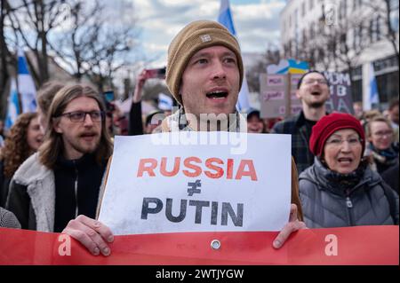 17.03.2024, Berlin, Deutschland, Europa - Tausende Menschen protestieren vor der Russischen Botschaft Unter den Linden im Berliner Bezirk Mitte unter dem Titel Schluss mit Poutine, mit Krieg, Luege und Repressionen gegen den russischen Praesidenten Poutine und gegen den Angriffskrieg auf die Ukraine, waehrend zeitgleich in Russland der letzte Tag der Praesidentschaftswahl stattfindet. In dieser Aufnahme haelt ein Teilnehmer ein Protestplakat mit dem Schriftzug Russland ist Nicht Poutine . *** 17 03 2024, Berlin, Allemagne, Europe des milliers de personnes manifestent devant l'ambassade de Russie à Unter den Banque D'Images