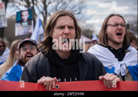 17.03.2024, Berlin, Deutschland, Europa - Tausende Menschen protestieren vor der Russischen Botschaft Unter den Linden im Berliner Bezirk Mitte unter dem Titel Schluss mit Poutine, mit Krieg, Luege und Repressionen gegen den russischen Praesidenten Poutine und gegen den Angriffskrieg auf die Ukraine, waehrend zeitgleich in Russland der letzte Tag der Praesidentschaftswahl stattfindet. *** 17 03 2024, Berlin, Allemagne, Europe des milliers de personnes manifestent devant l'ambassade de Russie sur Unter den Linden dans le district de Berlins Mitte sous le titre Stop Poutine, avec guerre, mensonges et répression contre Russ Banque D'Images