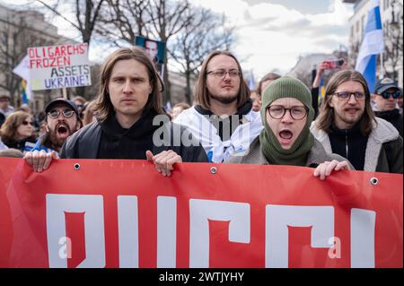 17.03.2024, Berlin, Deutschland, Europa - Tausende Menschen protestieren vor der Russischen Botschaft Unter den Linden im Berliner Bezirk Mitte unter dem Titel Schluss mit Poutine, mit Krieg, Luege und Repressionen gegen den russischen Praesidenten Poutine und gegen den Angriffskrieg auf die Ukraine, waehrend zeitgleich in Russland der letzte Tag der Praesidentschaftswahl stattfindet. In dieser Aufnahme halten Teilnehmer ein transparent mit dem Schriftzug Russland Ohne Poutine . *** 17 03 2024, Berlin, Allemagne, Europe des milliers de personnes manifestent devant l'ambassade de Russie sur Unter den Linden In Banque D'Images