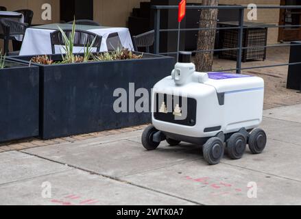 Austin, États-Unis . 14 mars 2024. Un robot de livraison descend la rue pendant SXSW à Austin, Texas, le 14 mars 2024. (Photo de Stephanie Tacy/Sipa USA) crédit : Sipa USA/Alamy Live News Banque D'Images