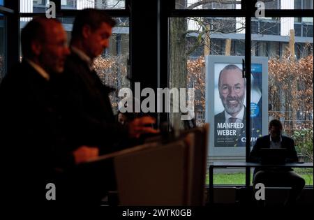 Munich, Allemagne. 18 mars 2024. Markus Söder (CSU, 2e à partir de la gauche), ministre-président de Bavière et président du parti, et Manfred Weber (à gauche), président du groupe PPE au Parlement européen, participent à une conférence de presse au siège du parti après une réunion du comité exécutif de la CSU. L'un des points à l'ordre du jour était l'adoption d'un "agenda bavarois" pour les élections européennes de 2024. Crédit : Sven Hoppe/dpa/Alamy Live News Banque D'Images