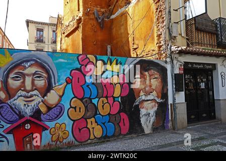 Une murale vibrante orne un mur dans le quartier bohème de Realejo Granada Espagne, révélant un côté contemporain de cette ville historique Banque D'Images