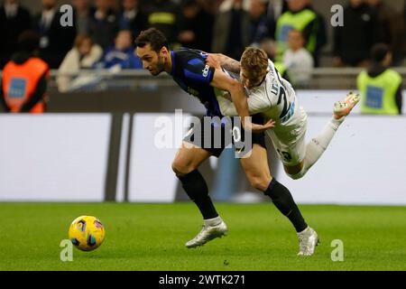 Jesper Lindstorm de Napoli s'affronte avec Hakan Calhanoglu de l'Inter pendant Serie A match de football Inter FC SSC Napoli - Stadio Meazza le 17 mars 2024 à Milan , Italie. Banque D'Images