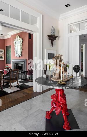 Base de piédestal chinois à trois pieds avec modèle d'escalier en colimaçon dans la maison irlandaise, Greystones, comté de Wicklow, Irlande Banque D'Images