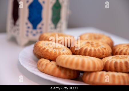 dattes kahk eid bonbons et fanos sur fond blanc isolé Banque D'Images