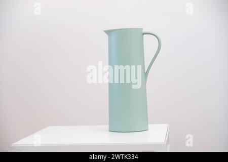 cafetière moderne arabe sur fond blanc isolé Banque D'Images